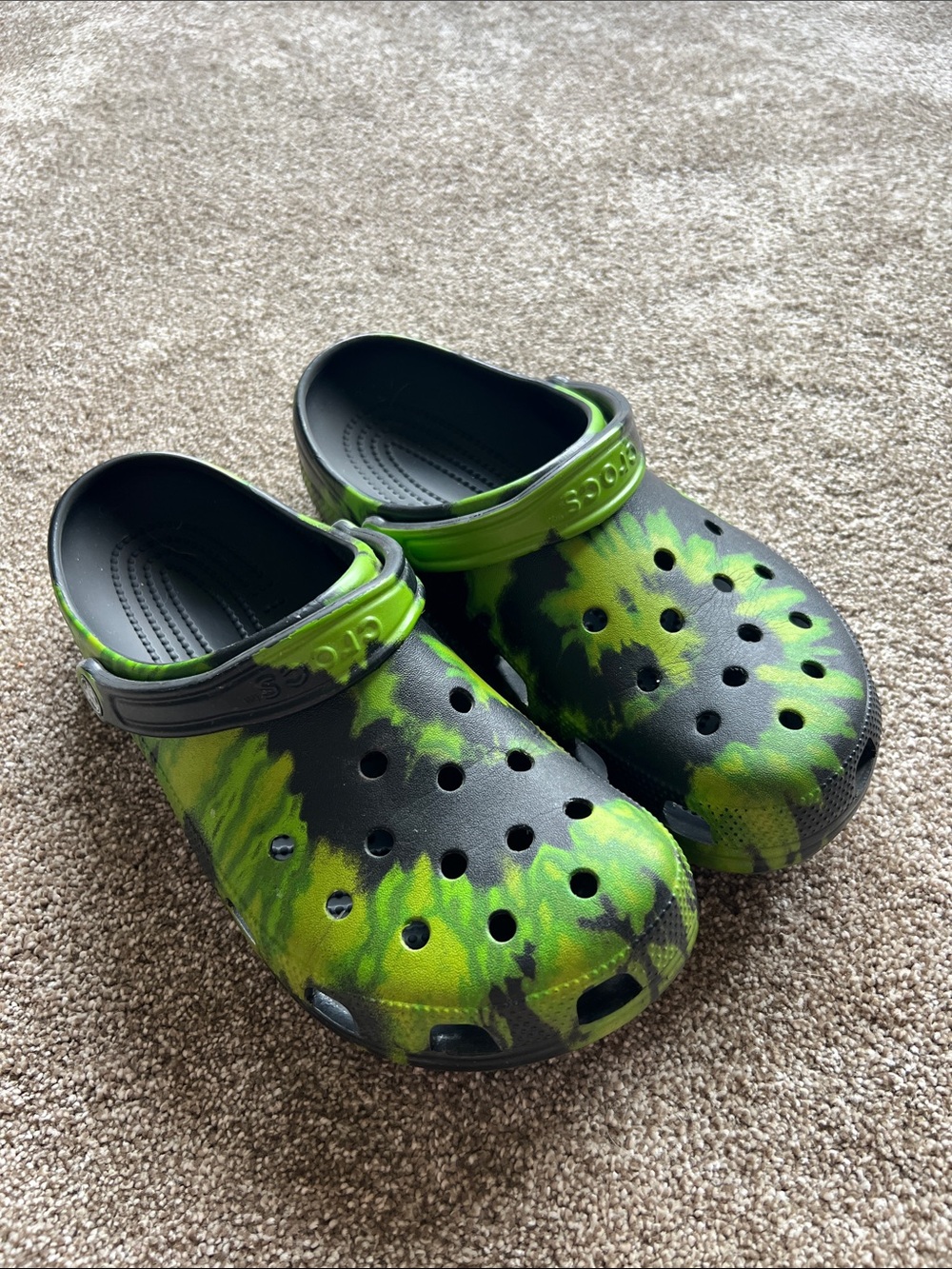 CROCS Adults Black and Green Tie-Dye Clogs